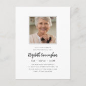 Feiern Sie ihr wunderbares Leben Modernes Gedenkmu Einladungspostkarte (Vorderseite)