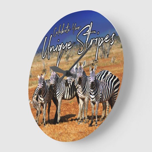 "Feiern Sie Ihre einzigartigen Streifen" Zebra Art Große Wanduhr (Winkel)