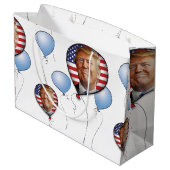 Feiern Sie mit Trumpf Große Geschenktüte (Rückseite Schrägansicht)