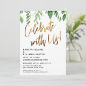 Feiern Sie mit uns! Goldkalligraphie mit Grün Einladung (Stehend Vorderseite)