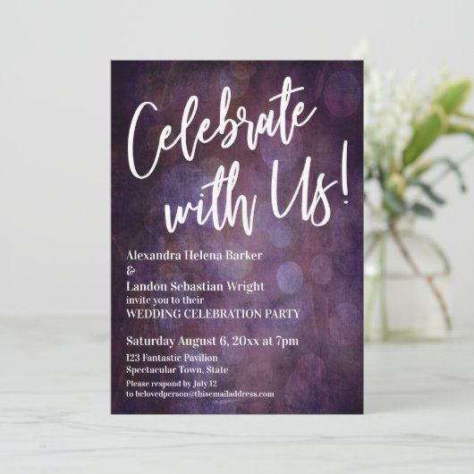 Feiern Sie mit uns! Handschrift mit Grunge Bokeh Einladung (Stehend Vorderseite)