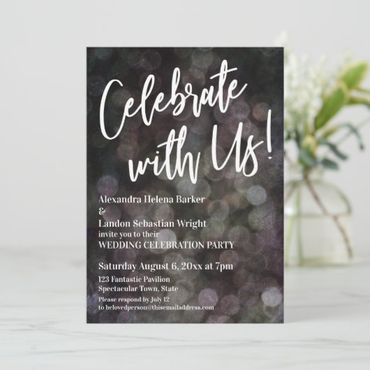 Feiern Sie mit uns! Handwriting Grunge Bokeh Einladung (Stehend Vorderseite)