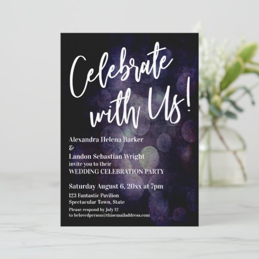 Feiern Sie mit uns! Handwriting Grunge Bokeh Einladung (Stehend Vorderseite)