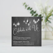 Feiern Sie mit uns Script, Edison Lights Chalkboar Einladung (Stehend Vorderseite)