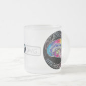 Feiern Sie Neurodiversity mit Monogramm Tasse (VorderseiteRechts)