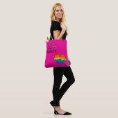 Feiern Sie Süße und Farbe mit diesem Regenbogen Tasche (Am Model)