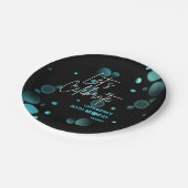 Feiern wir Blue Bokeh Gradient Black Birthday Pappteller (Schrägansicht)