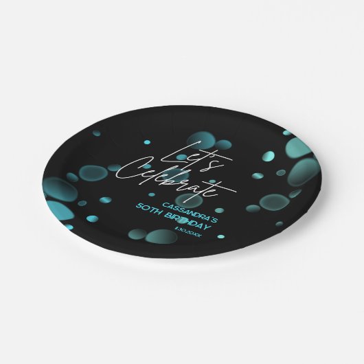 Feiern wir Blue Bokeh Gradient Black Birthday Pappteller (Schrägansicht)