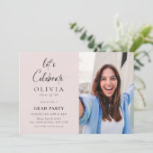 Feiern wir! Script Foto Grad Party Pink Einladung (Stehend Vorderseite)