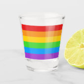 Feiern zum Stolz: Regenbogenflagge Schnapsglas (Vorderseite)