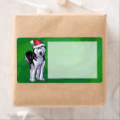Feiernder Husky in Weihnachtsmannmütze auf Green (Insitu)
