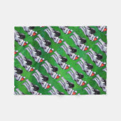 Feiernder Husky in Weihnachtsmannmütze auf Green Fleecedecke (Vorderseite (Horizontal))