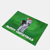 Feiernder Husky in Weihnachtsmannmütze auf Green Fußmatte (Schrägansicht)