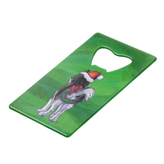 Feiernder Husky in Weihnachtsmannmütze auf Green Kreditkarten Flaschenöffner (Rückseite Schrägansicht)