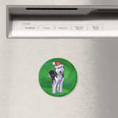 Feiernder Husky in Weihnachtsmannmütze auf Green Magnet (In Situ (Geschirrspüler))