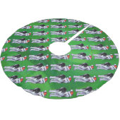 Feiernder Husky in Weihnachtsmannmütze auf Green Polyester Weihnachtsbaumdecke (Schrägansicht)