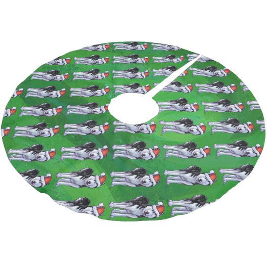 Feiernder Husky in Weihnachtsmannmütze auf Green Polyester Weihnachtsbaumdecke (Schrägansicht)