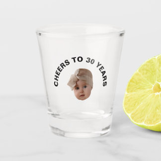 Feiert bis 30 Jahre Geburtstag mit Gesichtsgeschen Schnapsglas