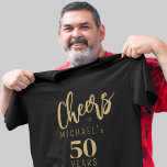 Feiert bis 50 Jahre personalisiert Schwarz T-Shirt<br><div class="desc">Moderne goldene Typografie-Drehbuch jubelt zu 50 Jahren Geburtstagsparty Namen personalisiert schwarzen Gast der Ehre T - Shirt für jeden Altersgruppe Erwachsenen Meilenstein Geburtstag.</div>