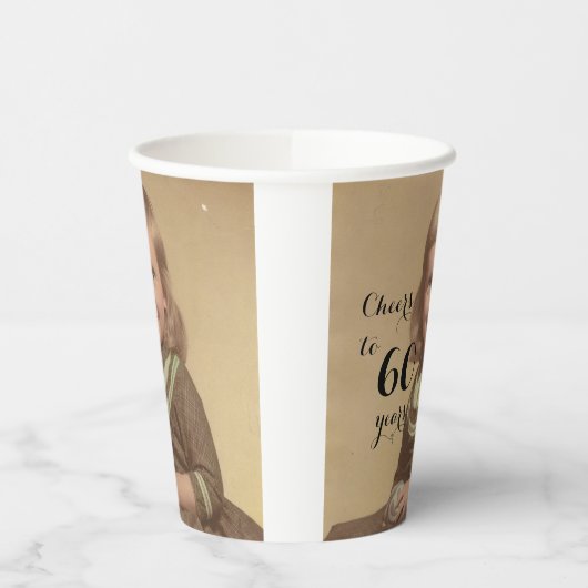 Feiert bis 60 Jahre! Foto Black Script Pappbecher (Links)