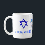 Feiertags-Spaß-Weihnachten und Chanukka Kaffeetasse<br><div class="desc">Eine niedliche Feiertags-Tasse mit einer Richtung des Spaßes macht ein Spaßgeschenk für die Häuser, die Glauben - jüdisch und christlich, Chanukka und Weihnachten kombinieren. Der Davidsstern Seite sagt, dass ein Zuhause mit OY und der Weihnachtsmann-Seite ein Zuhause mit FREUDE sagt. Geschenk eingewickelte Pakete in den koordinierenfarben, die mit diesen religiösen...</div>