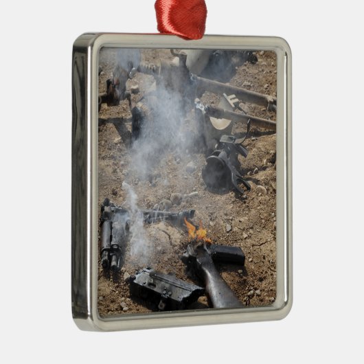 Feindwaffen werden cool silbernes ornament (Rechts)