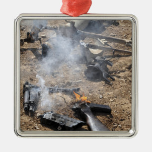 Feindwaffen werden cool silbernes ornament
