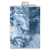 Feine Tropfen hellblauen Wassers Flachmann (Rückseite)