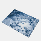 Feine Tropfen hellblauen Wassers Fußmatte (Schrägansicht)