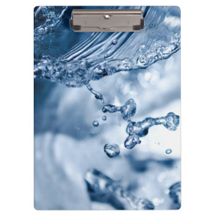 Feine Tropfen hellblauen Wassers Klemmbrett
