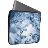 Feine Tropfen hellblauen Wassers Laptopschutzhülle (Vorne Rechts)