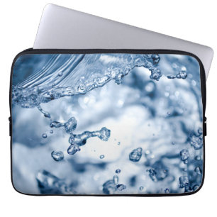 Feine Tropfen hellblauen Wassers Laptopschutzhülle