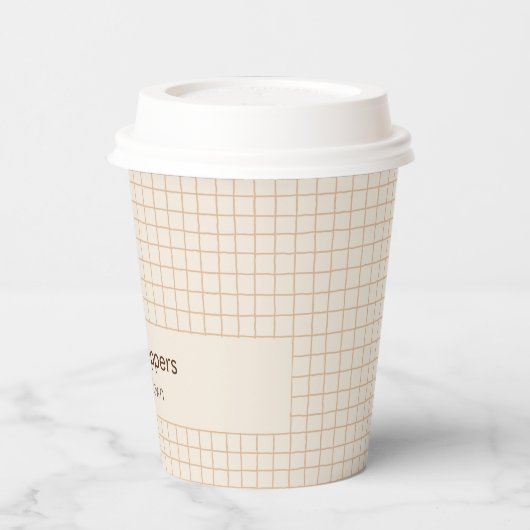 Feines, cremefarbenes, braunes Muster mit Logo Pappbecher (Links)