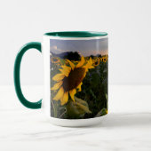Feld der blühenden Sonnenblumen Tasse (Links)