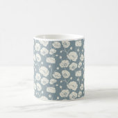 Feld der Poppies Creme auf blau Kaffeetasse (Mittel)