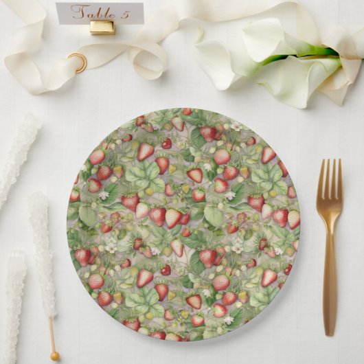 Feld der reifen, roten Erdbeeren Pappteller (Hochzeit)