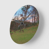 Feld der Rotwild u. des rosa Sonnenuntergangs Runde Wanduhr (Winkel)