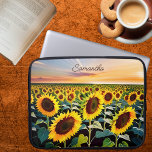 Feld der Sonnenblumen Unterschrift Laptopschutzhülle<br><div class="desc">Diese reizvolle Hülle verleiht Ihrem Laptop eine Touch von Country-Anziehungskraft. Personalisieren Sie es mit Ihrem gewünschten Namen oder Ihren Initialen.</div>