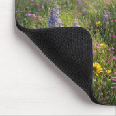 Feld der Wildblume mit Raindrops Mousepad (Ecke)
