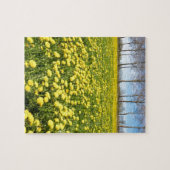 Feld des gelben Löwenzahns im Gras mit Baumlinie Puzzle (Horizontal)