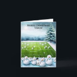 Feld des Snowman-Fußball-Trainers Feiertagskarte<br><div class="desc">Ein niedliches Winterdesign für den Fußball-Coach,  ein Fußballfeld des Schneemanns und viele Schneefans stehend um den Coach-Fußball-Schneemann. Passen Sie Ihre Wünsche an. Ein lustiges Urlaubsdesign für Fußball-Liebhaber und Trainer.</div>