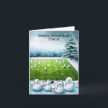 Feld des Snowman-Fußball-Trainers Feiertagskarte<br><div class="desc">Ein niedliches Winterdesign für den Fußball-Coach,  ein Fußballfeld des Schneemanns und viele Schneefans stehend um den Coach-Fußball-Schneemann. Passen Sie Ihre Wünsche an. Ein lustiges Urlaubsdesign für Fußball-Liebhaber und Trainer.</div>