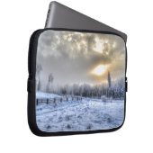 Feld im Winter Schnee bei Sonnenaufgang Laptopschutzhülle (Vorne Rechts)