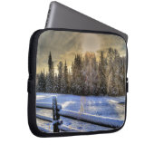 Feld im Winter Schnee bei Sonnenaufgang Laptopschutzhülle (Vorne Rechts)