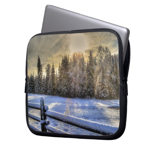 Feld im Winter Schnee bei Sonnenaufgang Laptopschutzhülle (Vorderseite Links)