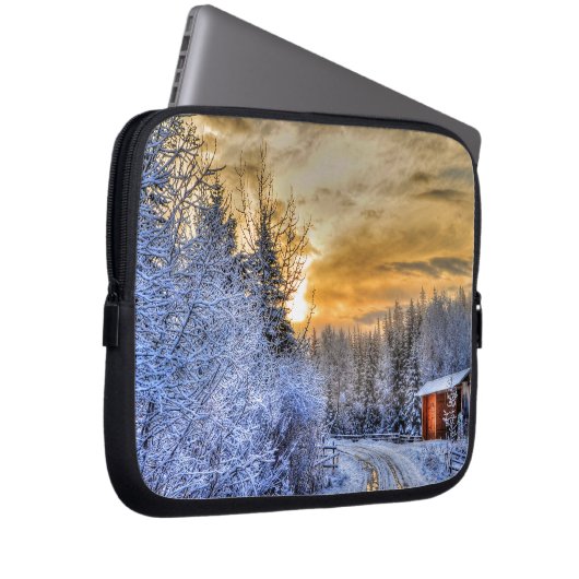 Feld im Winter Schnee bei Sonnenaufgang Laptopschutzhülle (Vorne Rechts)