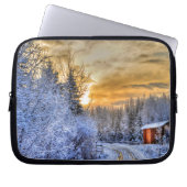 Feld im Winter Schnee bei Sonnenaufgang Laptopschutzhülle (Vorderseite)