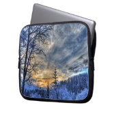 Feld im Winter Schnee bei Sonnenaufgang Laptopschutzhülle (Vorderseite Links)