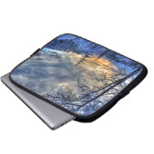 Feld im Winter Schnee bei Sonnenaufgang Laptopschutzhülle (Vorne Knopf)