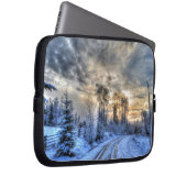 Feld im Winter Schnee bei Sonnenaufgang Laptopschutzhülle (Vorne Rechts)